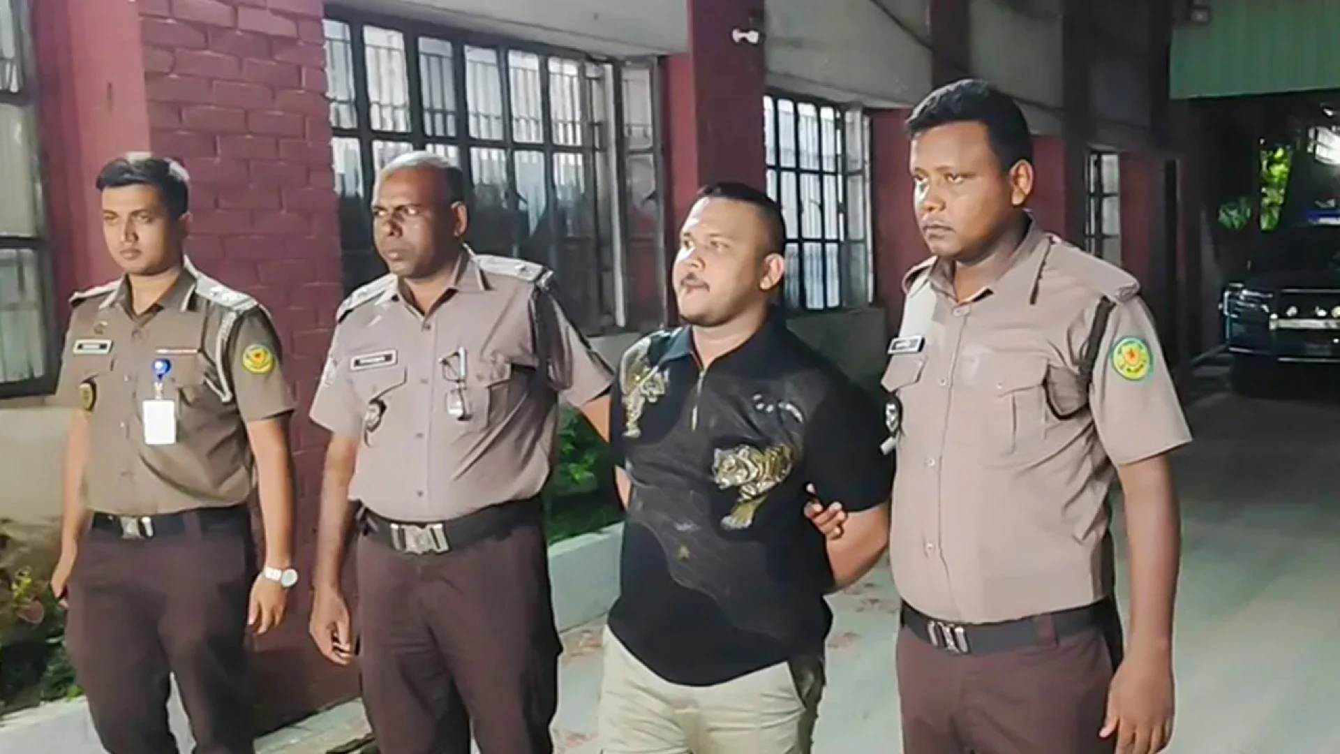 শৌচাগারে যাওয়ার কথা বলে ‘পিচ্চি রাজা’র পলায়ন, ৫ পুলিশ সদস্য বরখাস্ত