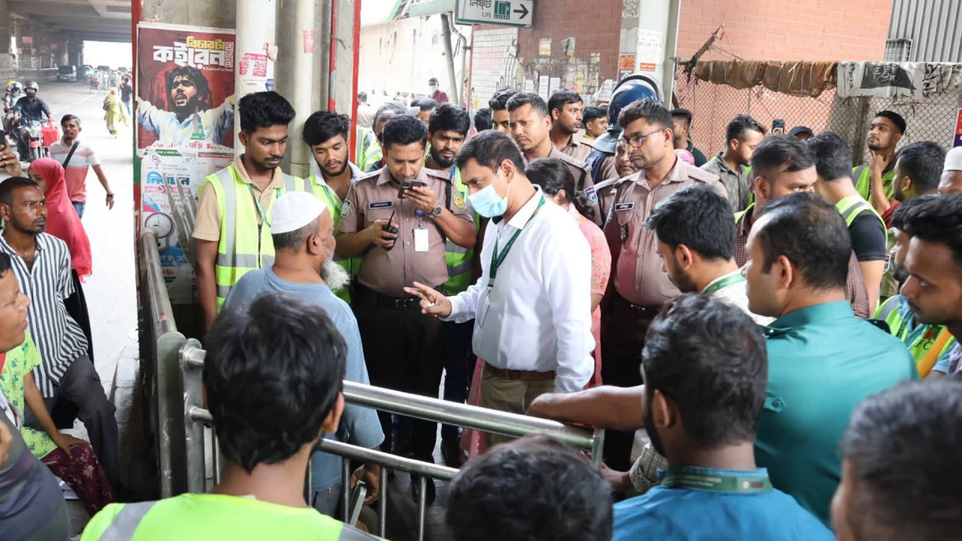 মিরপুর-১০ মেট্রোস্টেশনে উচ্ছেদ অভিযান, সরানো হলো অবৈধ দোকানপাট