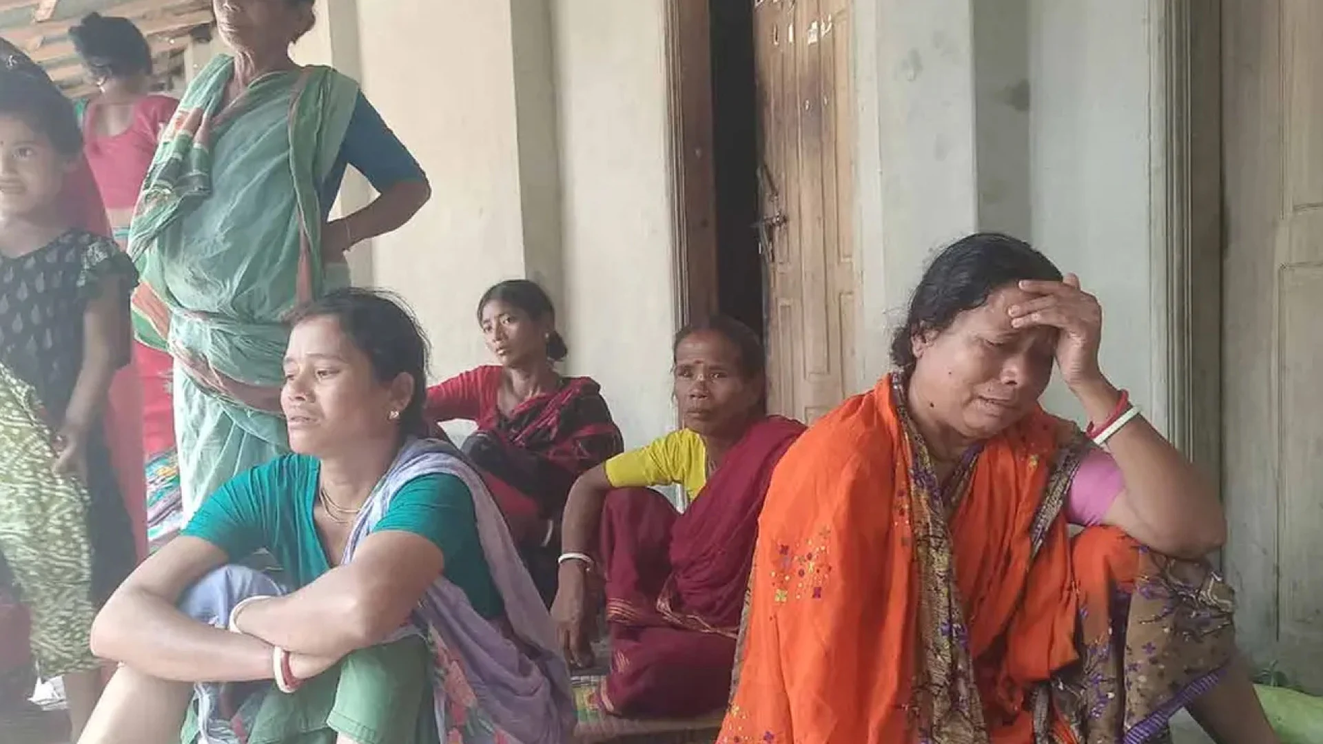 স্বামীর মৃত্যুর কয়েক ঘণ্টা পর রেললাইনে স্ত্রীর মরদেহ উদ্ধার