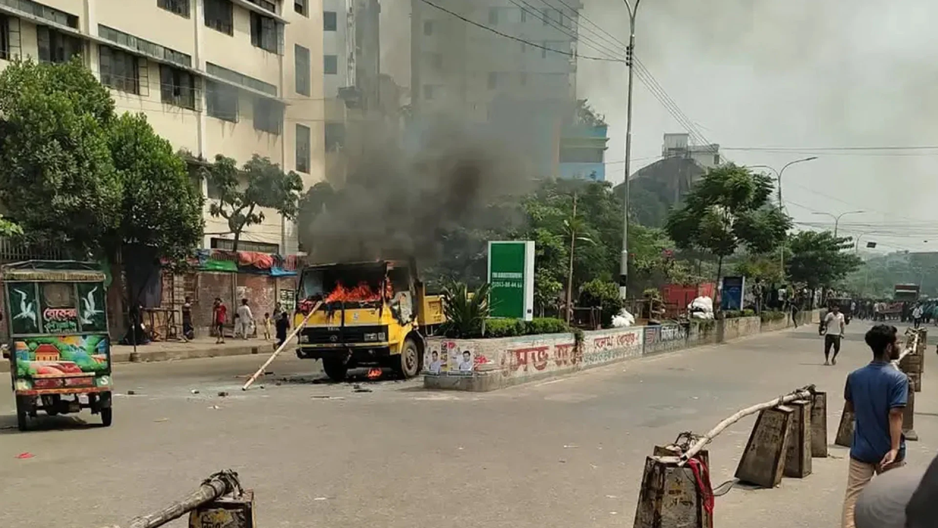 মিরপুরে ফুটপাত উচ্ছেদ অভিযানে সংঘর্ষ, সিটি করপোরেশনের গাড়িতে আগুন