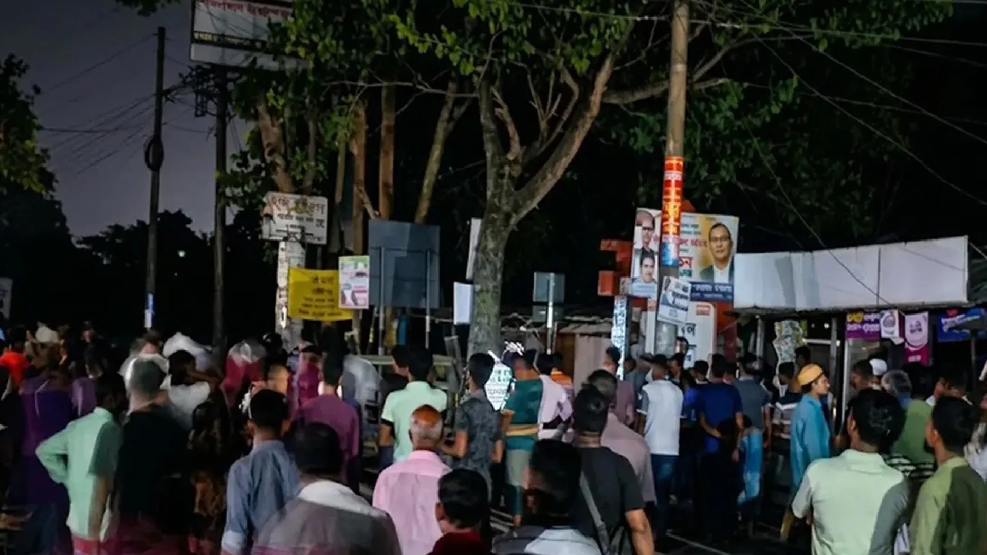 গৌরনদীতে বাসভাড়া নিয়ে বিরোধের জেরে সংঘর্ষ, ককটেল বিস্ফোরণ