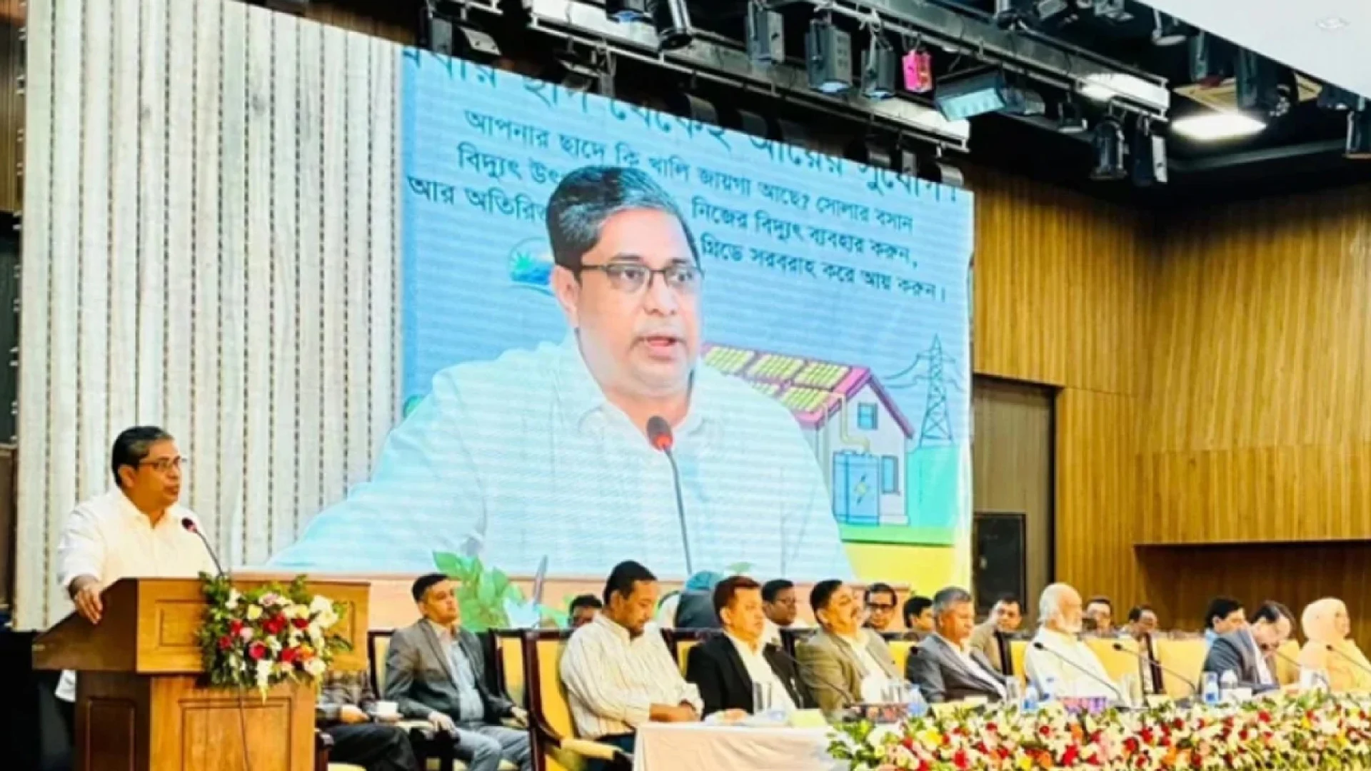 প্রধানমন্ত্রীর বাসভবনের সৌরবিদ্যুৎ জাতীয় গ্রিডে, সরকারি ভবনেও প্যানেল বসানোর উদ্যোগ