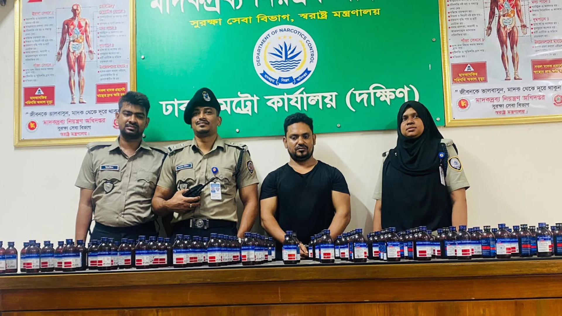 চালের বস্তায় লুকিয়ে ফেন্সিডিল পরিবহন, ঢাকায় গ্রেফতার ১