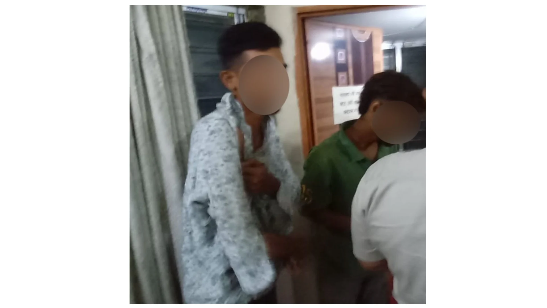 রামপুরায় পথচারীর মোবাইল ছিনতাইকালে ট্রাফিক পুলিশের তৎপরতায় দুইজন আটক