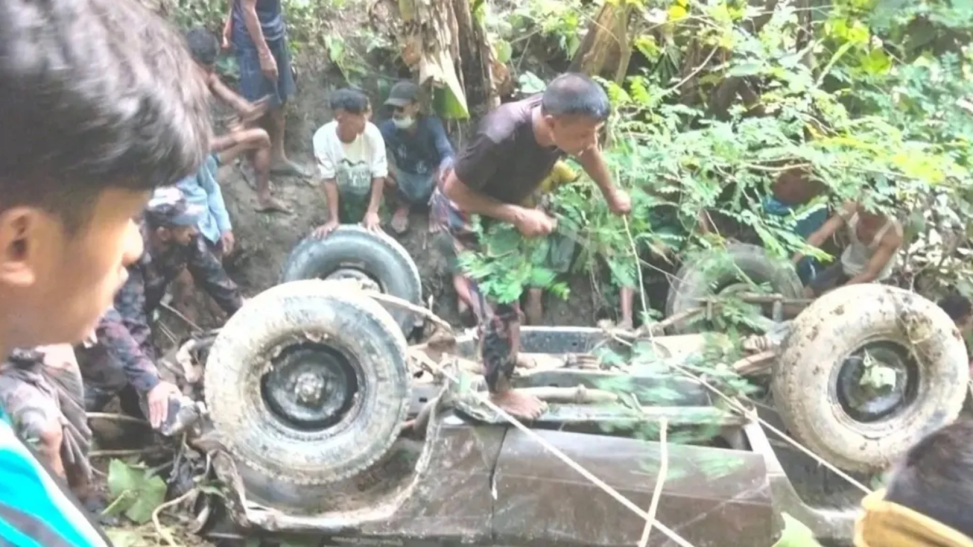থানচিতে পর্যটকবাহী জিপ খাদে,  নিহত ২, আহত ৫