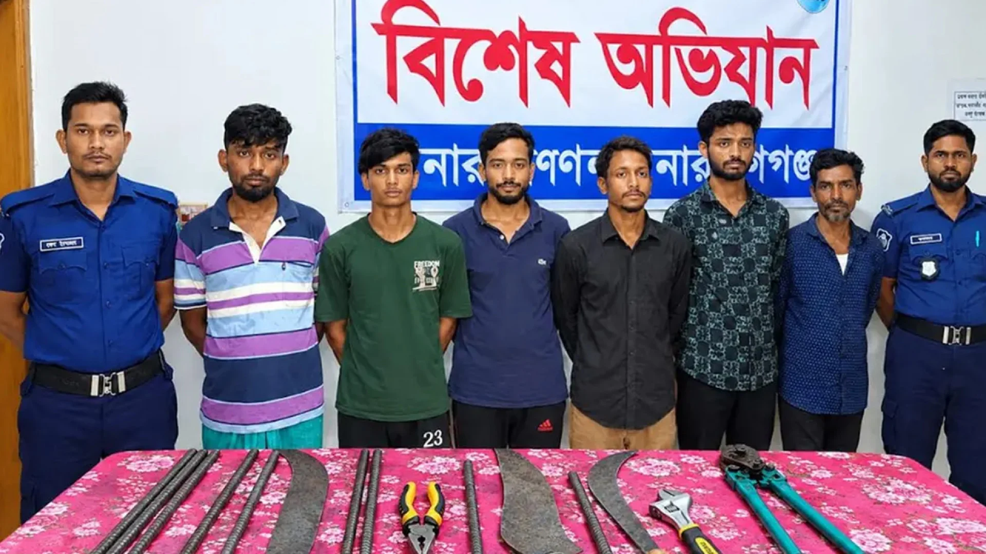সোনারগাঁয়ে মহাসড়কে ডাকাতির প্রস্তুতি, অস্ত্রসহ গ্রেপ্তার ৬