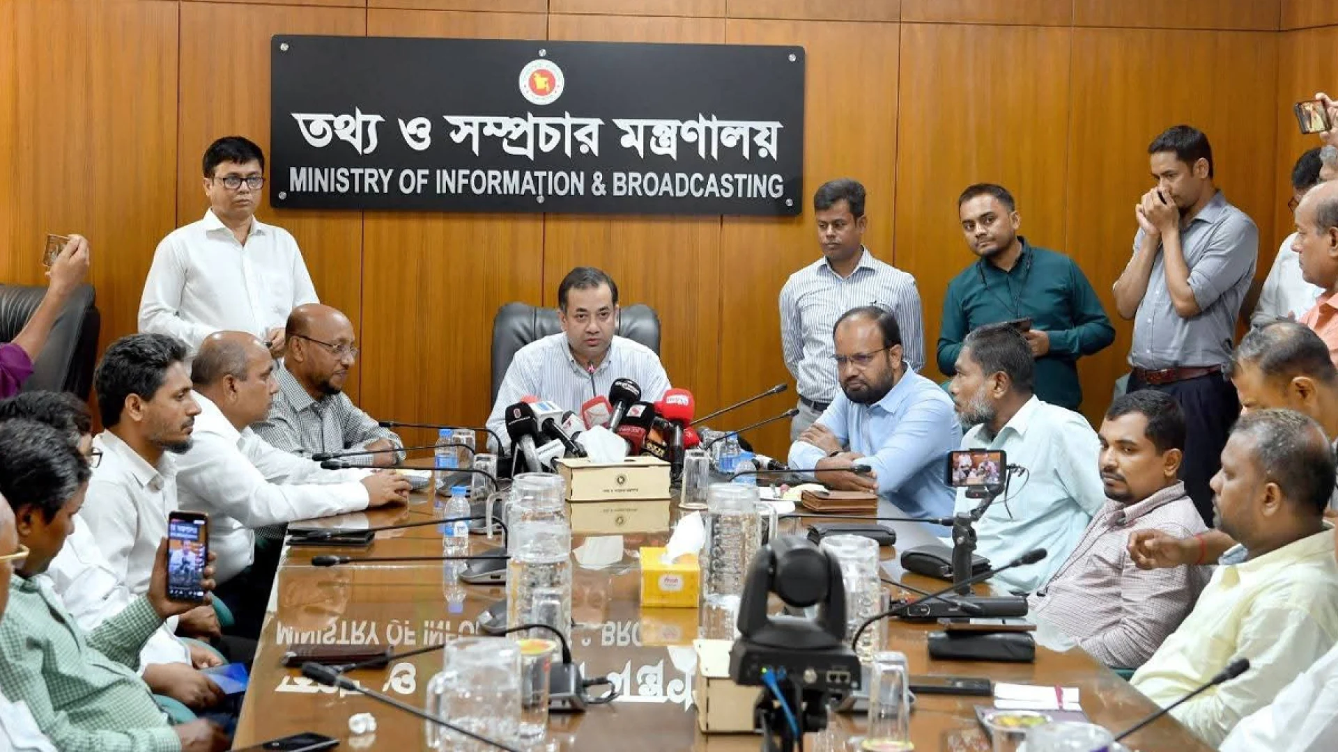 দশম ওয়েজ বোর্ড গঠনসহ সাংবাদিকদের সমস্যা সমাধানে ডিইউজে নেতৃবৃন্দের দাবি