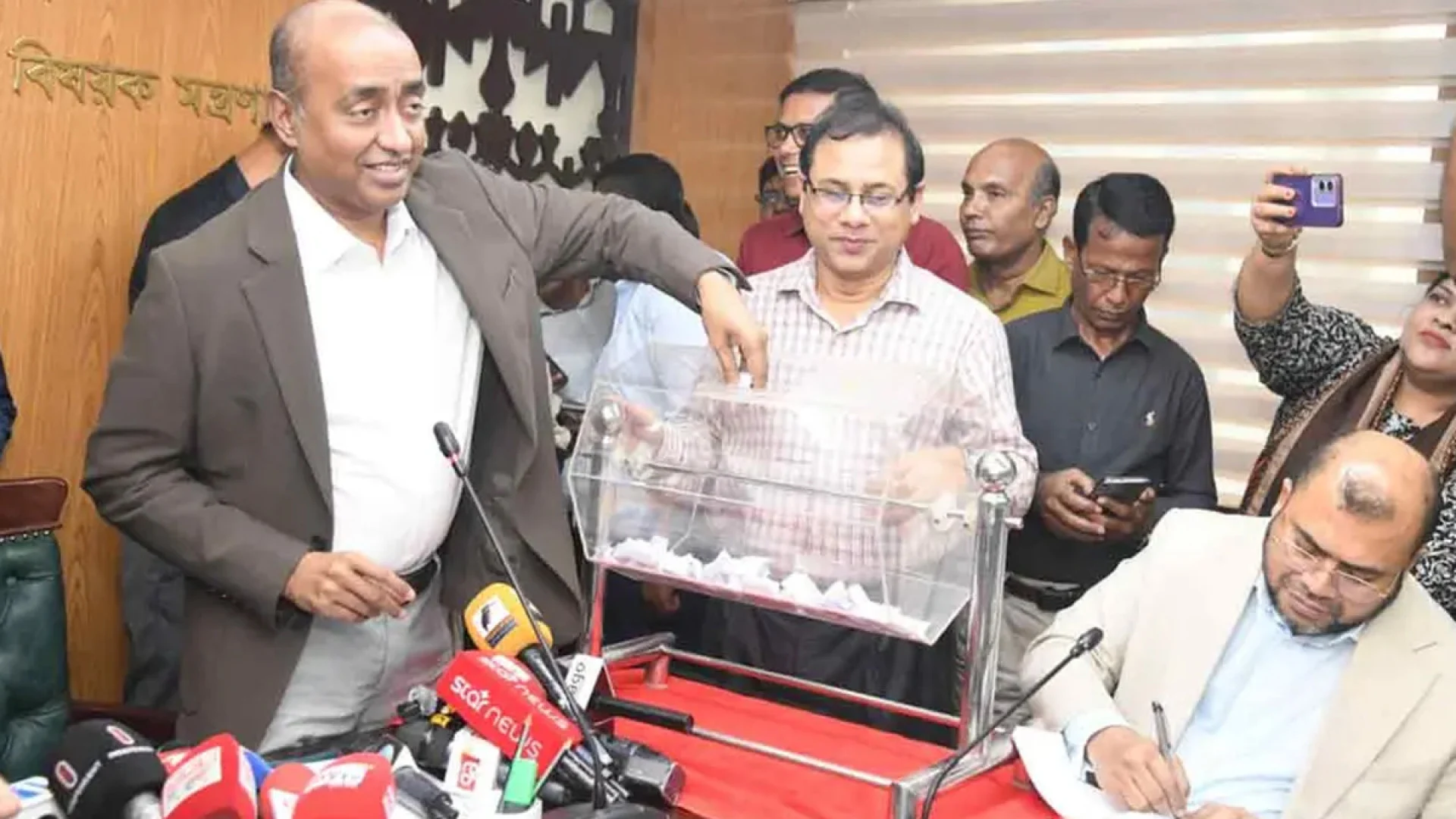 লটারিতে ঢাকায় পদায়নের জন্য মনোনীত ১৮ সাব-রেজিস্ট্রার