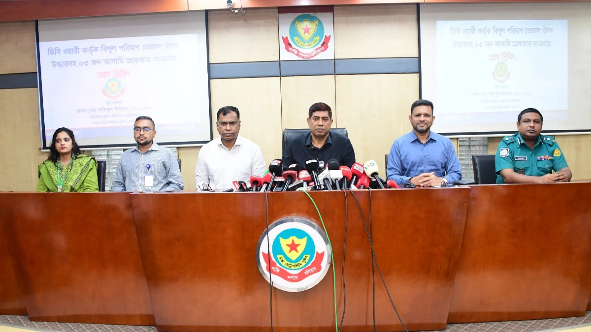 ডিবি ওয়ারীর অভিযানে ভেজাল ঔষধ ও তৈরির সরঞ্জামসহ তিনজন গ্রেফতার