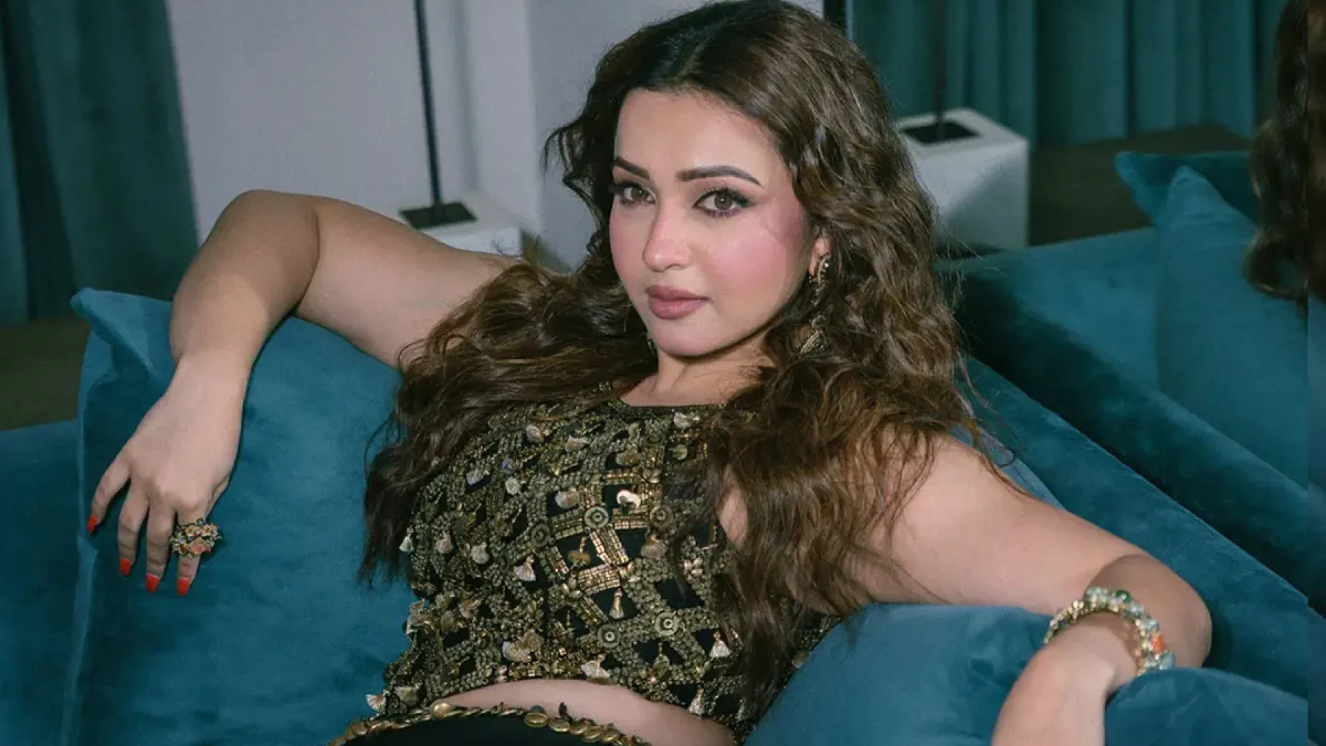 মাছওয়ালির বেশে কৌশানী, ‘দুশো দুশো’ হাঁকে জমল ‘বহুরূপী দ্য গোল্ডেন ডাকু’র প্রচার