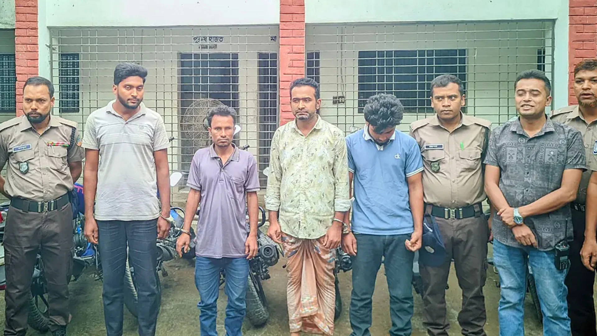 রংপুরে চোরাই মোটরসাইকেলের বড় চালান উদ্ধার, গ্রেপ্তার ৪