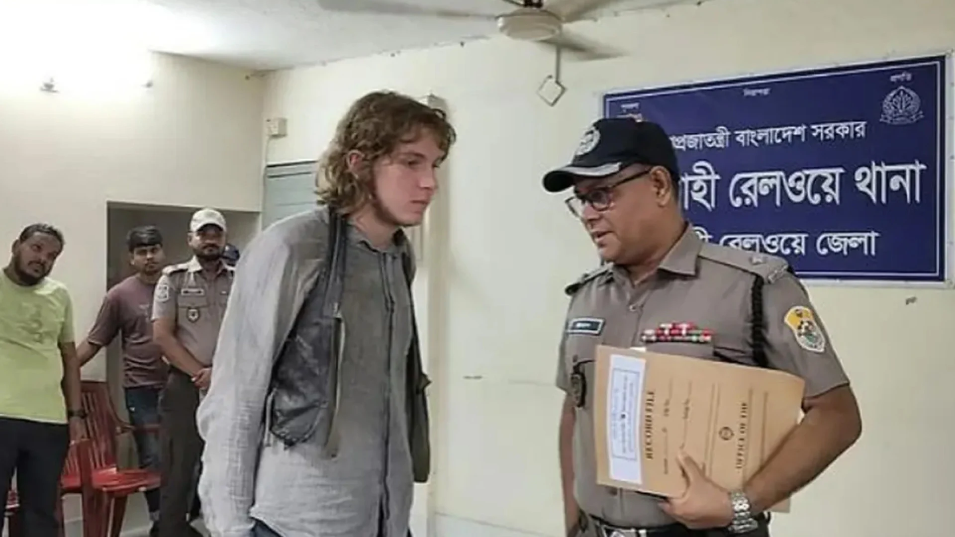 চুরি যাওয়া ম্যাকবুক-ক্যামেরা উদ্ধার হয়নি, ঢাকার পথে জার্মান পর্যটক