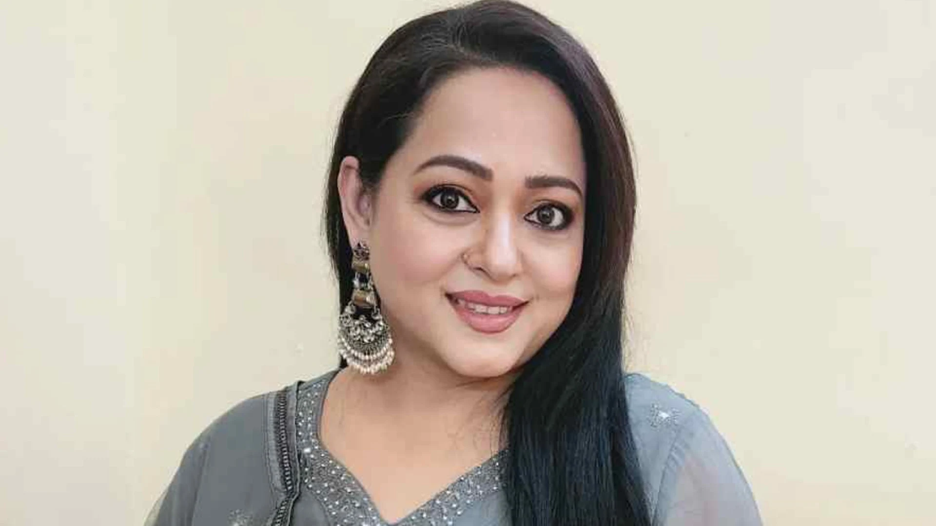 ২৯ বছরের দাম্পত্যে ভালোবাসার সঙ্গে শ্রদ্ধা, স্বামীর জন্মদিনে আবেগঘন চিঠি অপরাজিতার