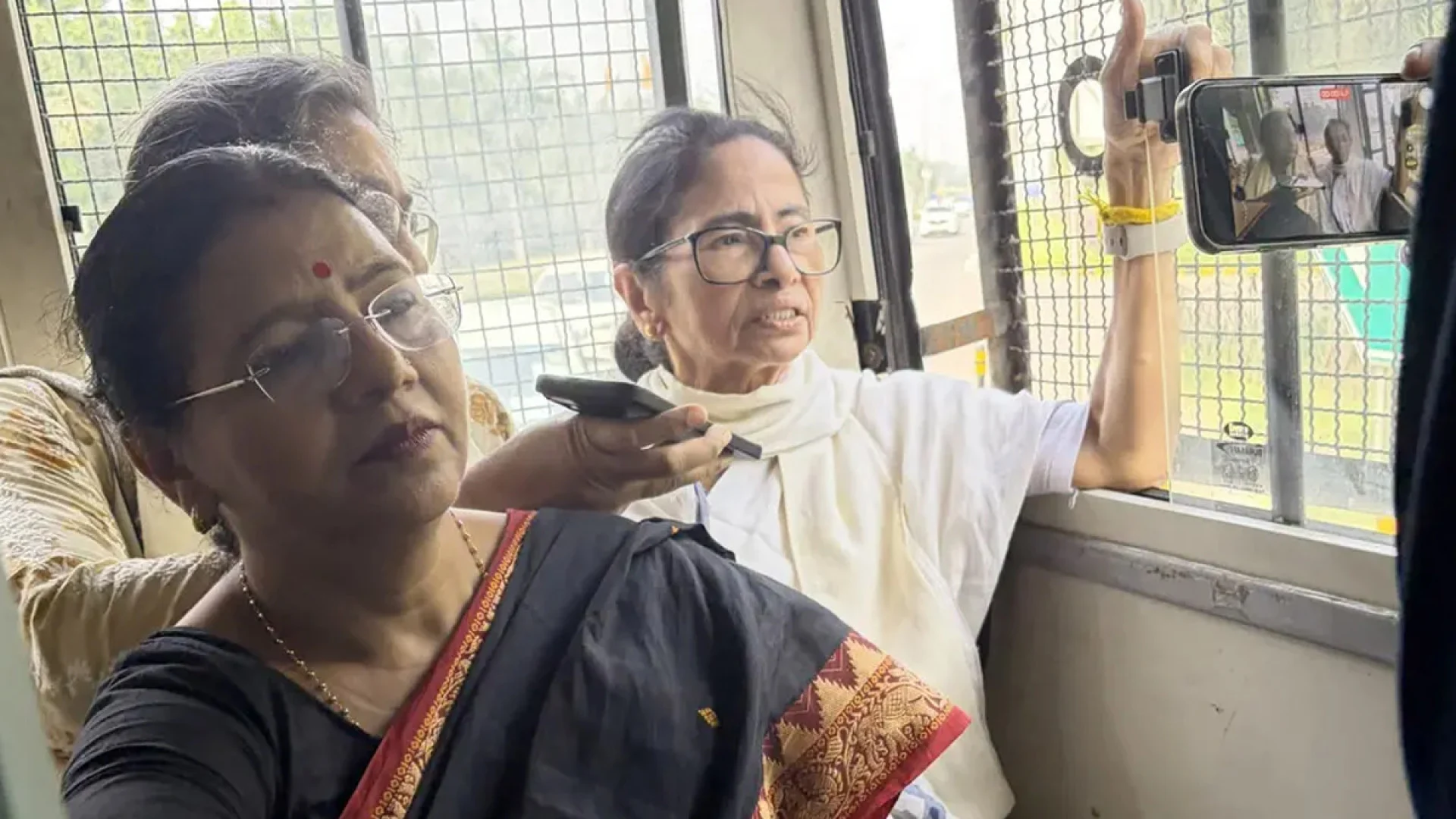 দিল্লিতে বিক্ষোভ ঘিরে উত্তেজনা, মমতা বন্দ্যোপাধ্যায়সহ একাধিক ব্যক্তি আটক