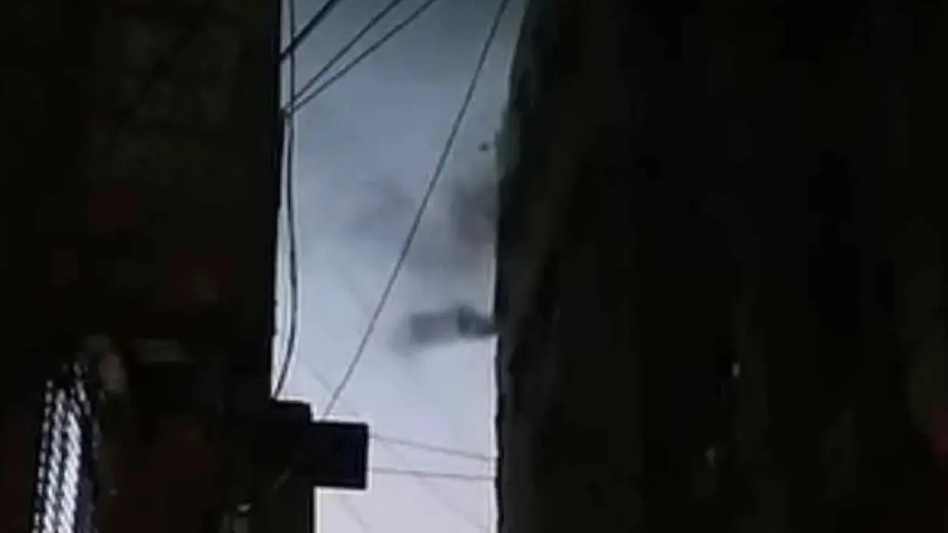 চকবাজারে মার্কেটে আগুন, ধোঁয়ায় বেগ পেতে হচ্ছে ফায়ার সার্ভিসকে