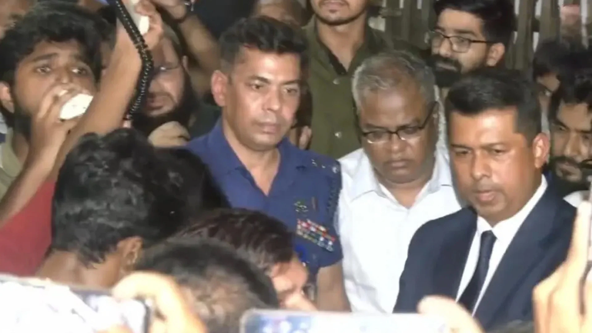 ‘আর চুয়েটে ফিরবেন না’ শর্তে পুলিশি পাহারায় ক্যাম্পাস ছাড়লেন উপাচার্য