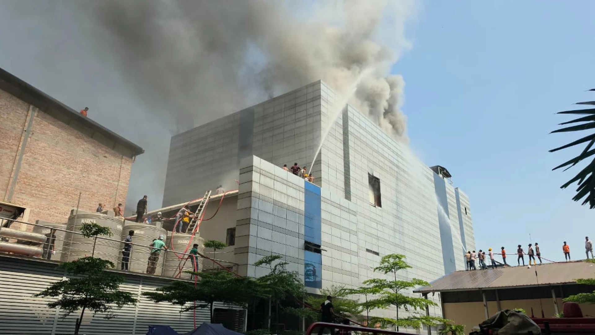 টঙ্গীতে ওষুধ কারখানায় ভয়াবহ আগুন, নিয়ন্ত্রণে কাজ করছে ২০ ইউনিট
