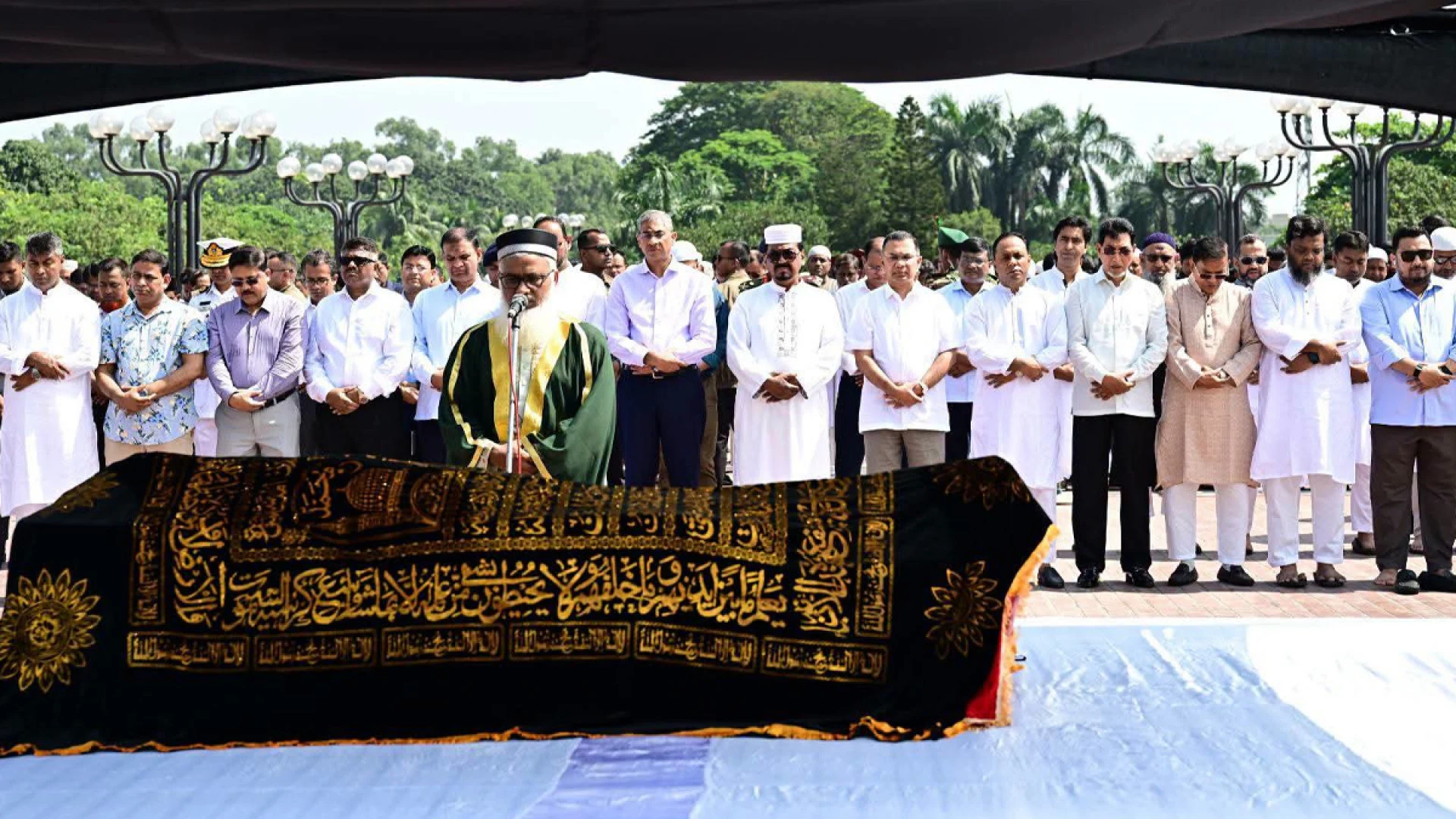 সংসদ ভবনে সালাহউদ্দিন আহমেদের প্রথম জানাজা সম্পন্ন