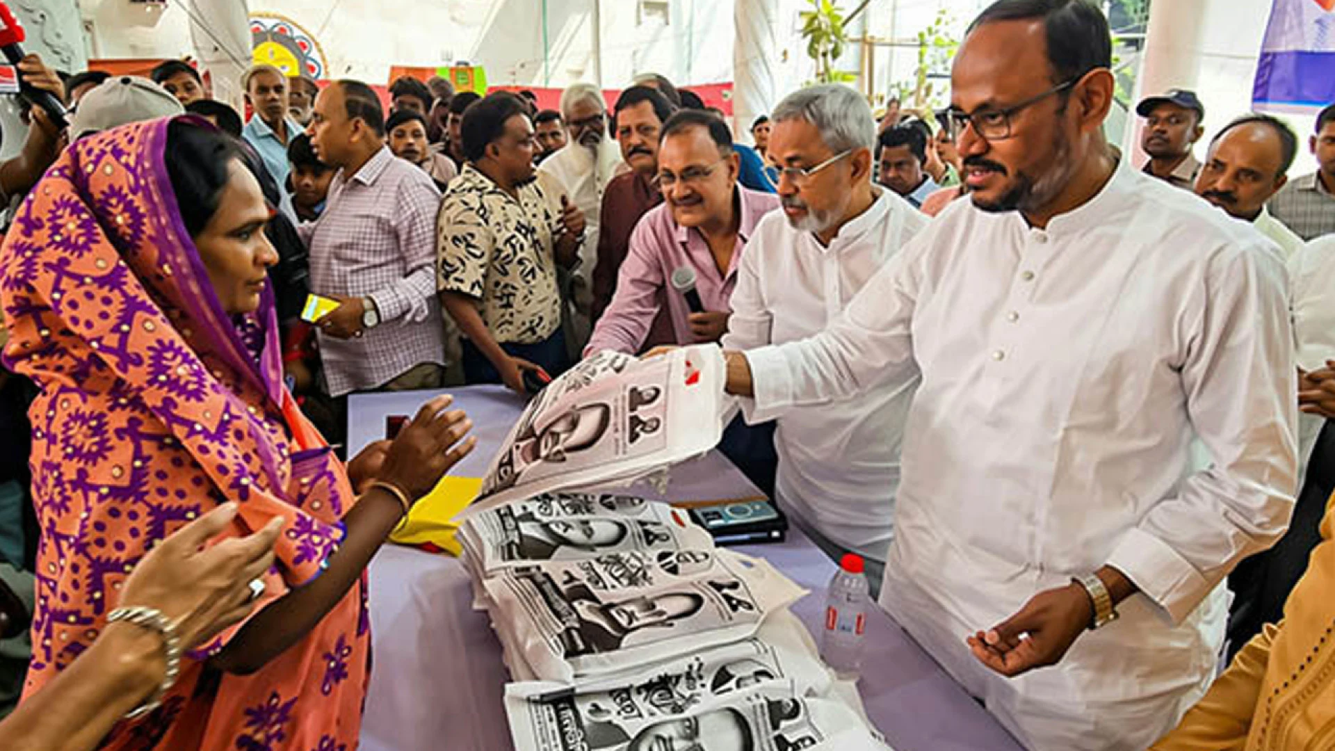 শারদীয় দুর্গাপূজা উপলক্ষ্যে সনাতন ধর্মাবলম্বীদের উপহার দিলেন প্রতিমন্ত্রী সুলতান সালাউদ্দিন টুকু