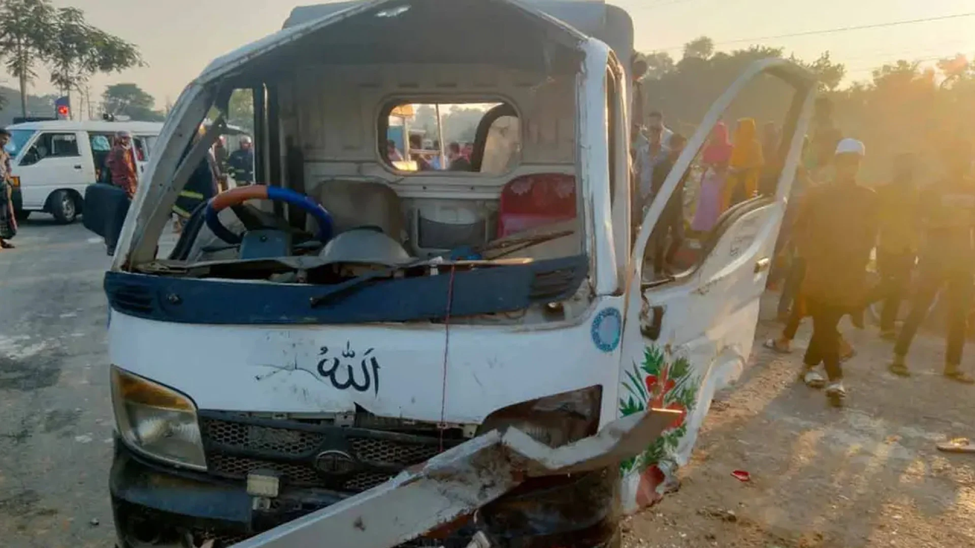 ত্রিশালে কাভার্ডভ্যানের চাপায় প্রাণ গেল দুই স্পিনিং মিল শ্রমিকের, আহত ৯