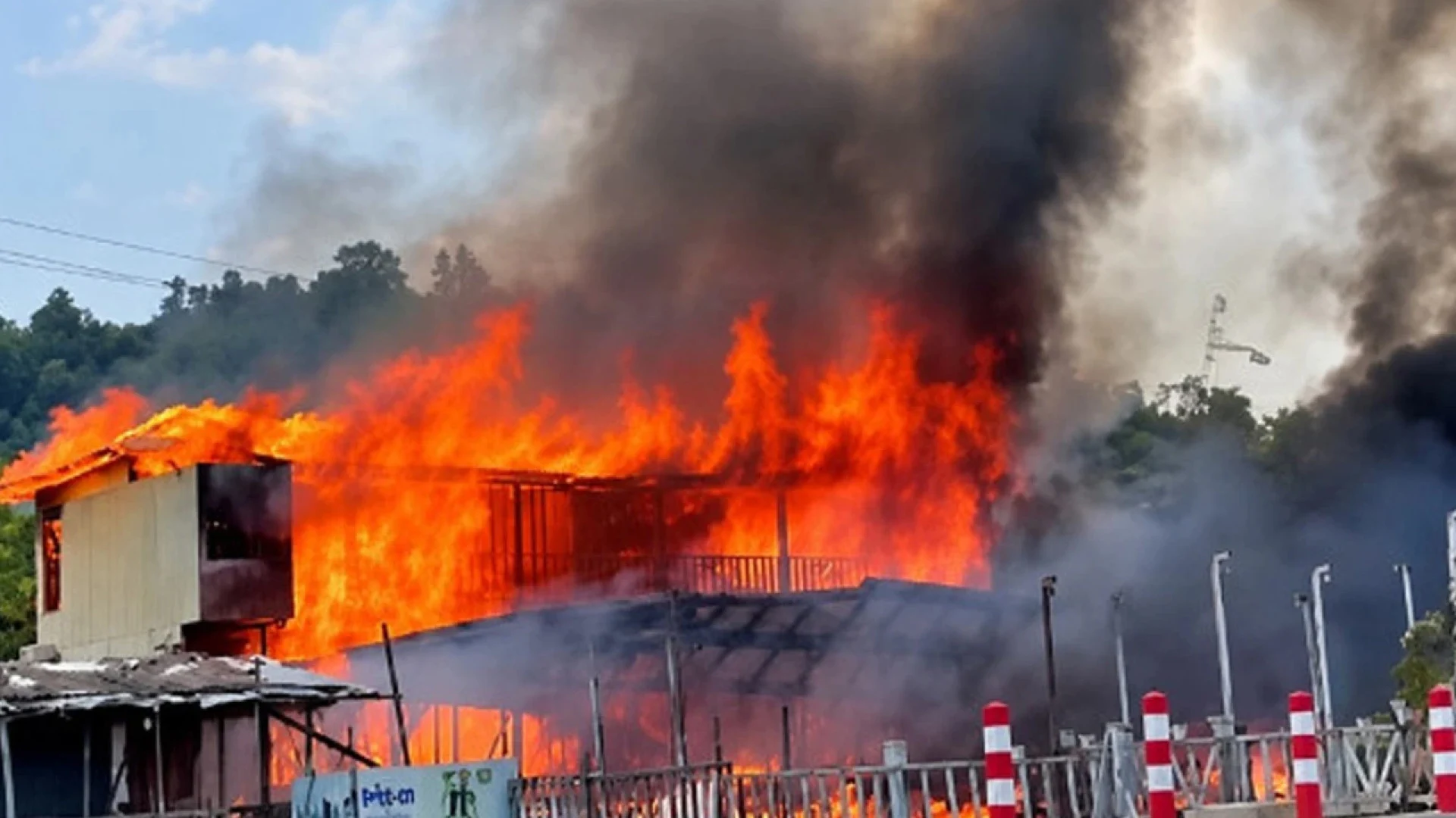 ইনানীতে কাঠের রিসোর্টে ভয়াবহ আগুন, প্রাণ গেল ১০ জনের