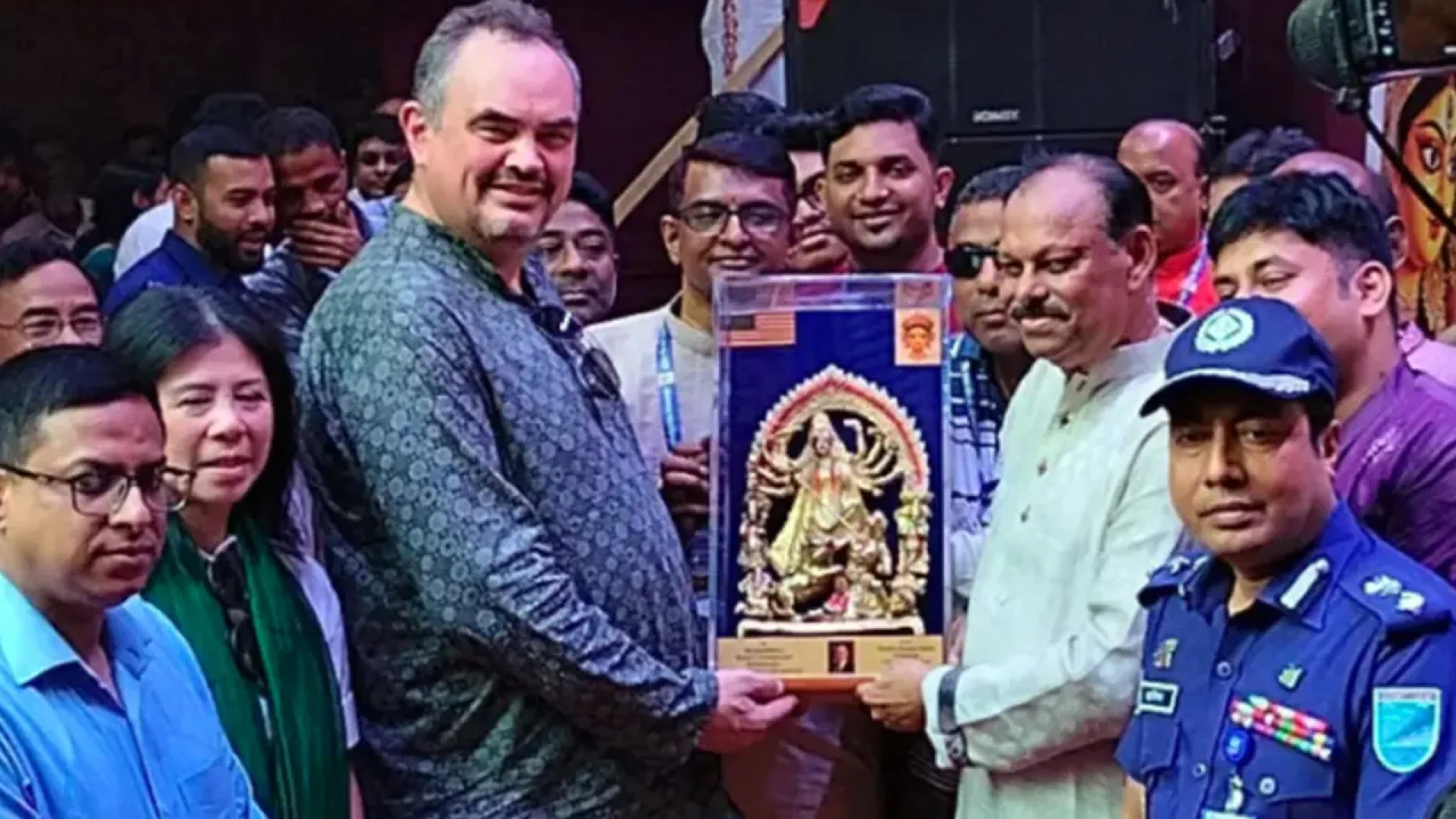 নারায়ণগঞ্জে দুর্গাপূজার আয়োজন দেখে মুগ্ধ মার্কিন রাষ্ট্রদূত