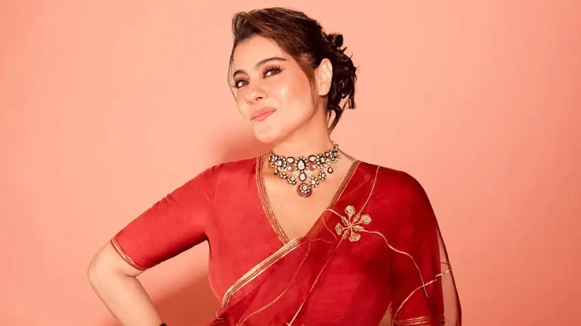 মিষ্টি খেয়ে শাড়িতেই হাত মুছলেন কাজল, নেটিজেনদের মন্তব্য, ‘একেবারে ঘরের মেয়ে’