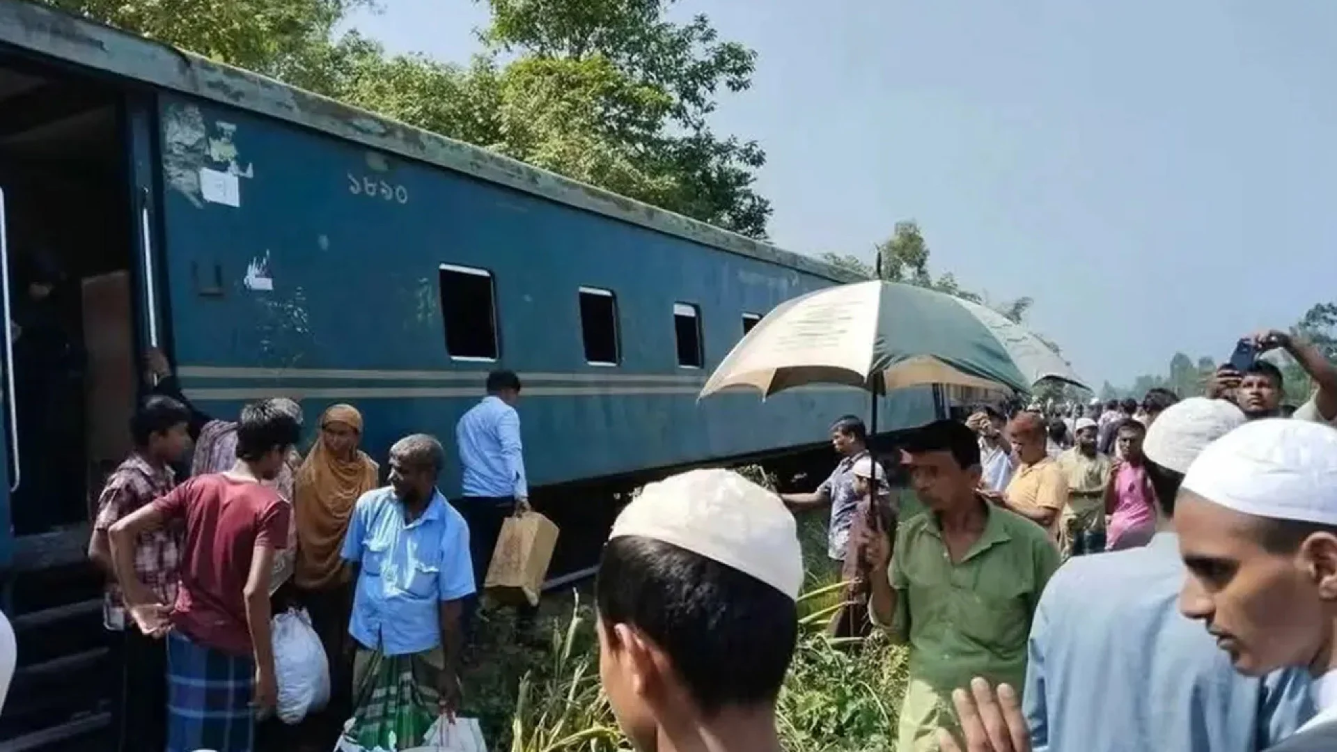 কুমিল্লায় কর্ণফুলী ট্রেনের ৩ বগি লাইনচ্যুত, আপলাইনে চলাচল বন্ধ