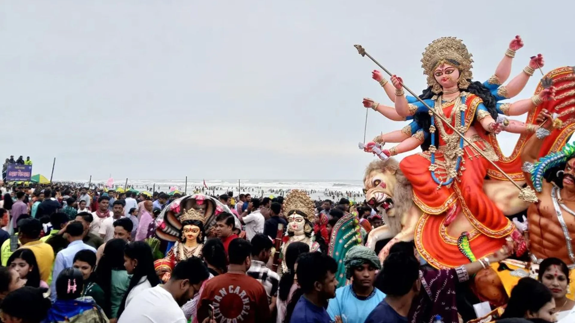 কক্সবাজার সৈকতে প্রতিমা বিসর্জন, লাখো মানুষের ঢল