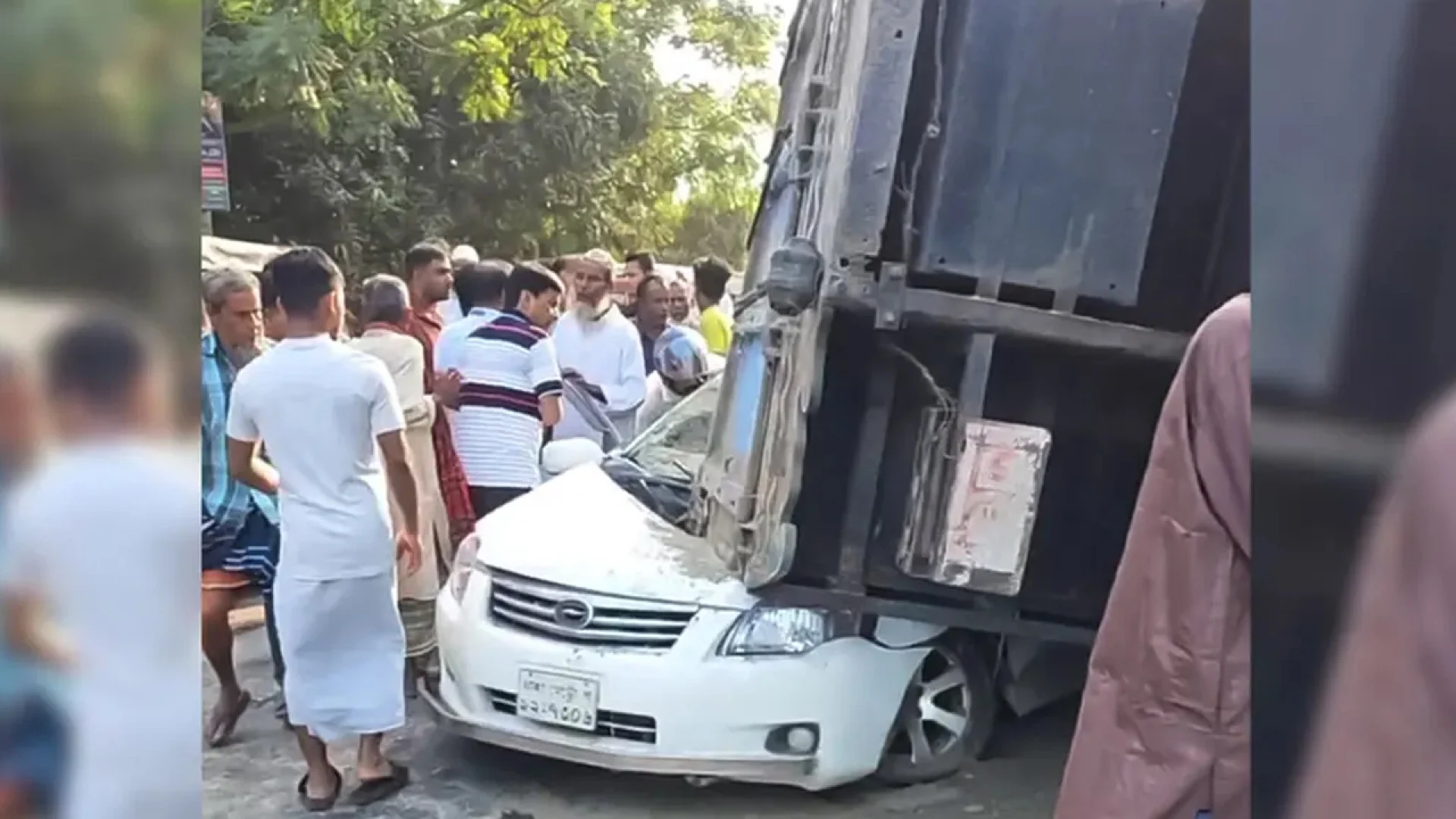 ফরিদপুরে বালুবোঝাই ট্রাকের চাপায় প্রাণ গেল মা-ছেলের, আহত ৩