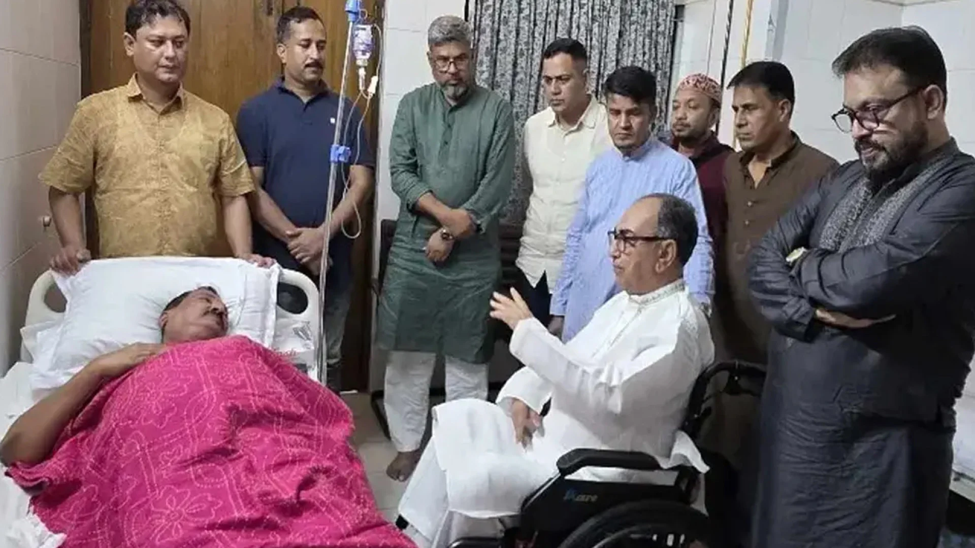 হাসপাতালে ভূমিমন্ত্রী মিনুকে দেখতে গেলেন মির্জা আব্বাস