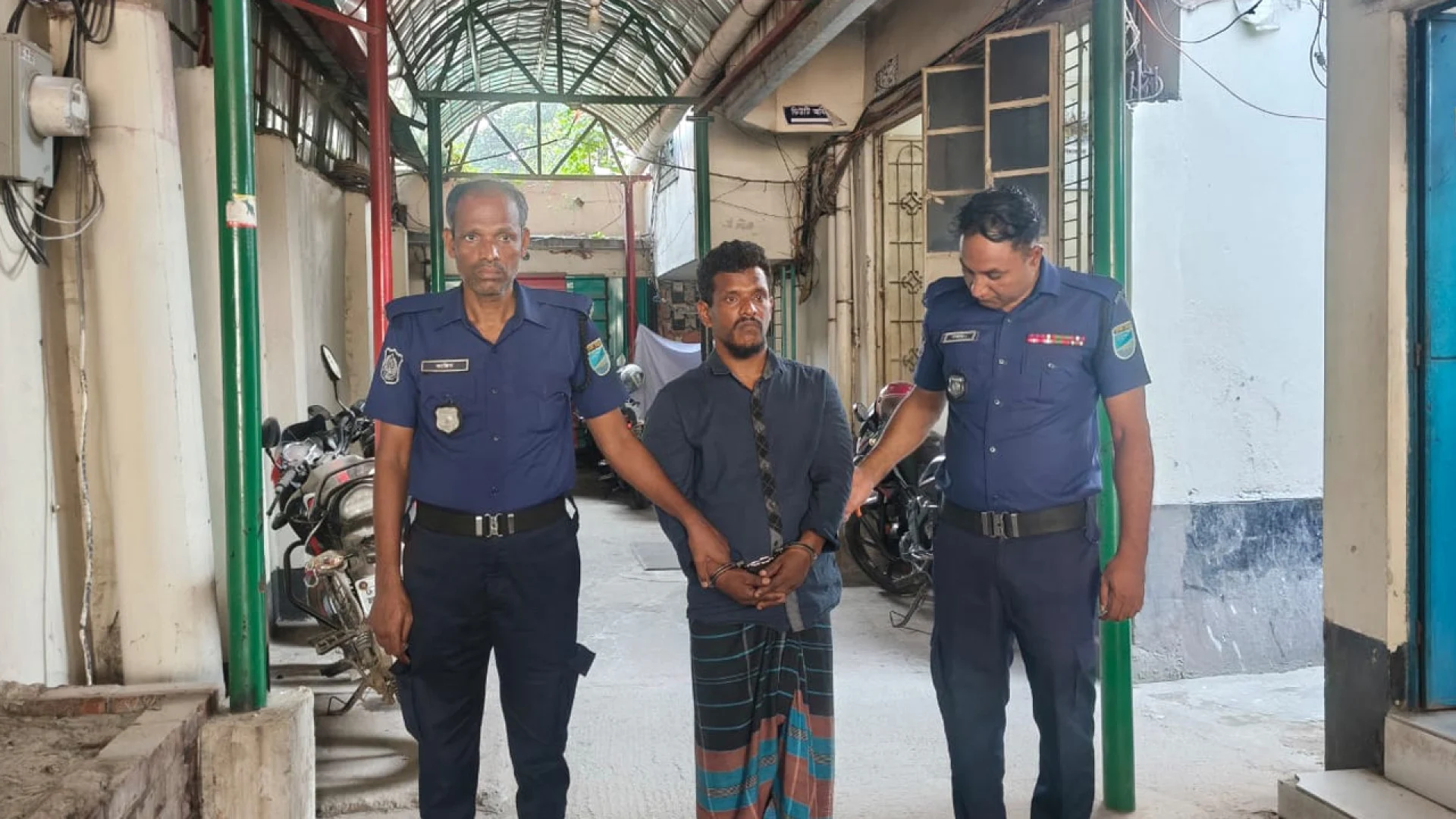 কেরানীগঞ্জে পরকীয়ার সন্দেহে স্ত্রীকে জবাই করে হত্যা, ঘাতক স্বামী গ্রেপ্তার