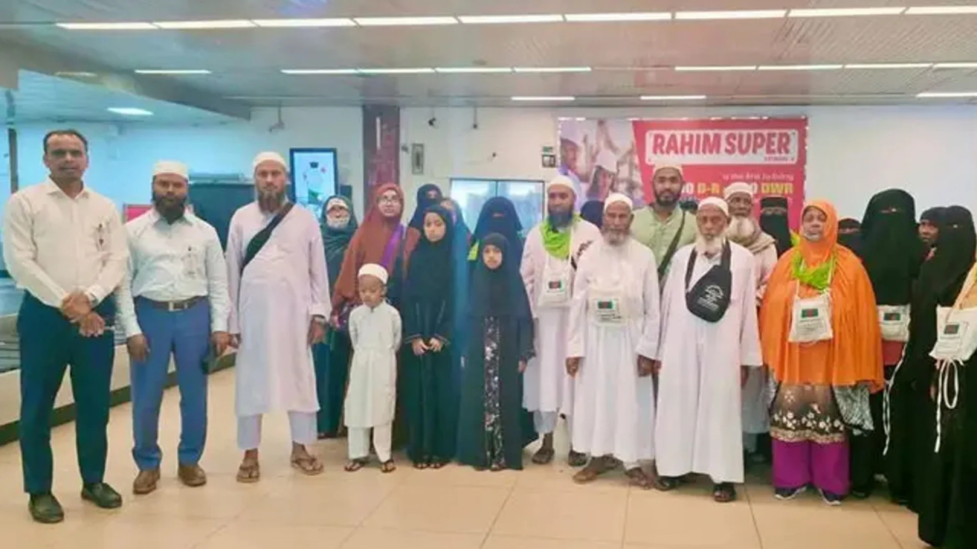 ওমরাহযাত্রীদের প্রত্যাবর্তনে ধর্মমন্ত্রীর উদ্যোগ ৪০ জনকে বিমানবন্দরে অভ্যর্থনা