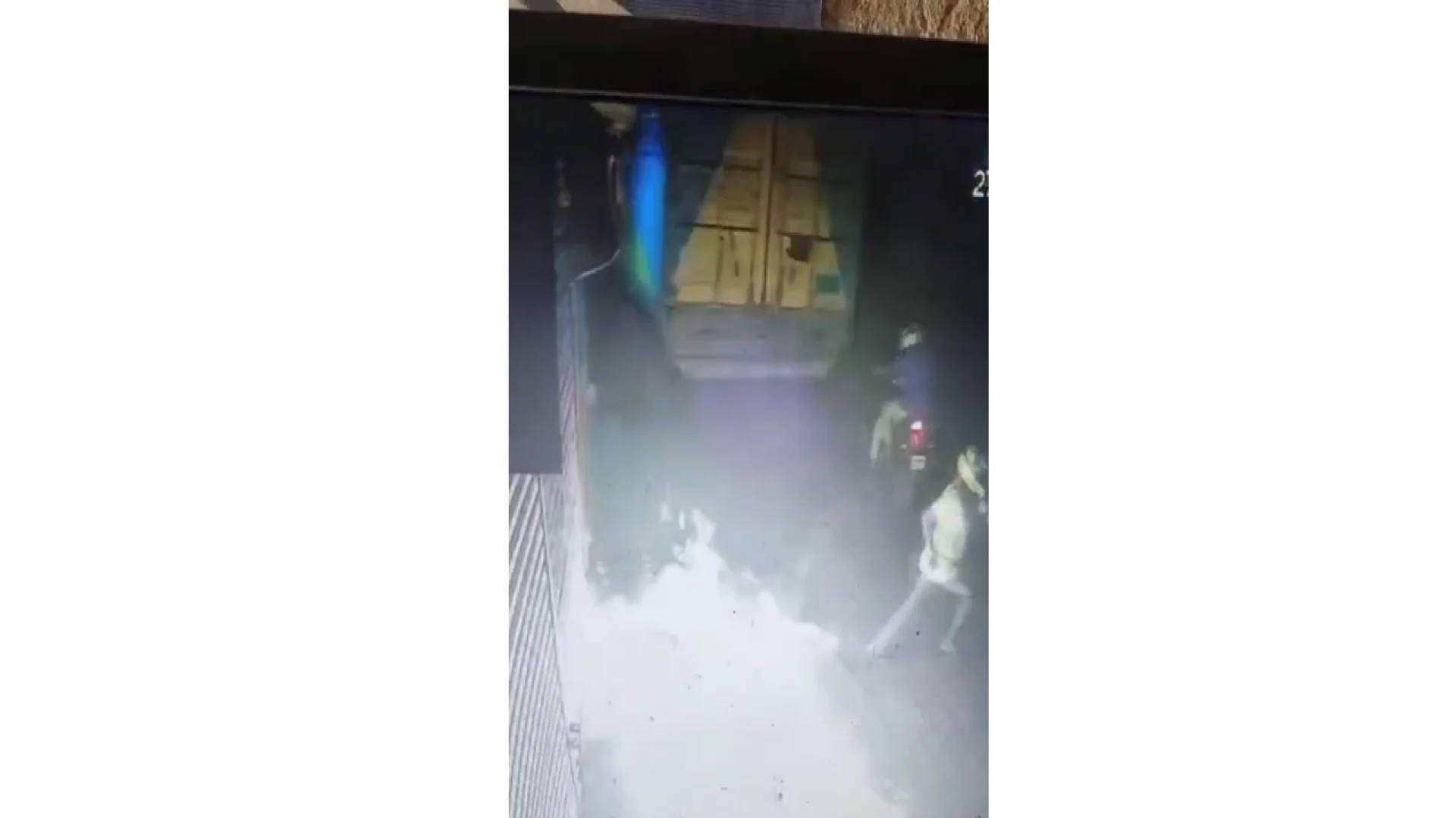 নারায়ণগঞ্জে এ জে আর কুরিয়ার অফিসে আগুন দেওয়ার চেষ্টা, যাত্রাবাড়ীতে গাড়ি ভাঙচুর