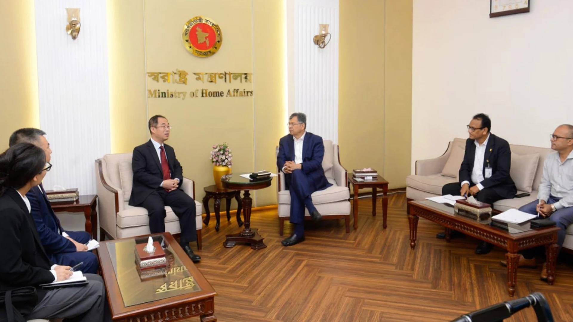 স্বরাষ্ট্রমন্ত্রীর সাথে চীন দূতাবাসের চার্জ দ্য অ্যাফেয়ার্সের সৌজন্য সাক্ষাৎ