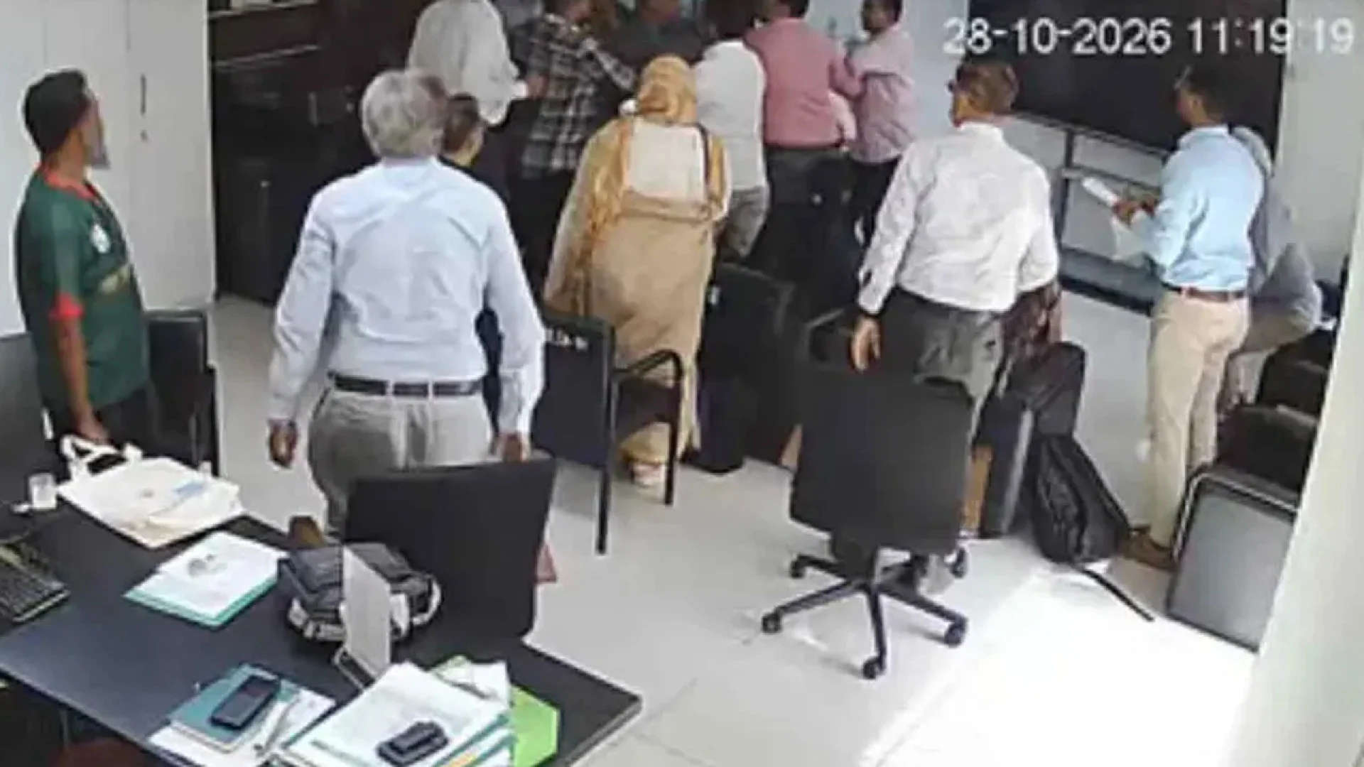 আইইডিসিআর-এর পরিচালককে নিজ কার্যালয়ে মারধরের অভিযোগ