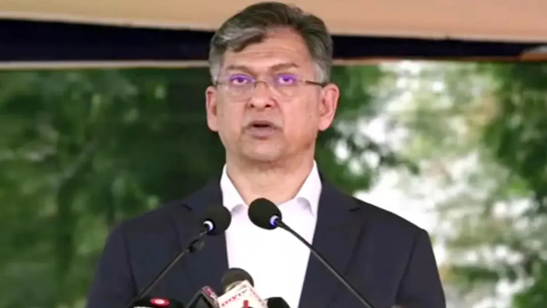 আইনশৃঙ্খলা নিয়ন্ত্রণ ও শান্তি প্রতিষ্ঠাই সরকারের অগ্রাধিকার: স্বরাষ্ট্রমন্ত্রী