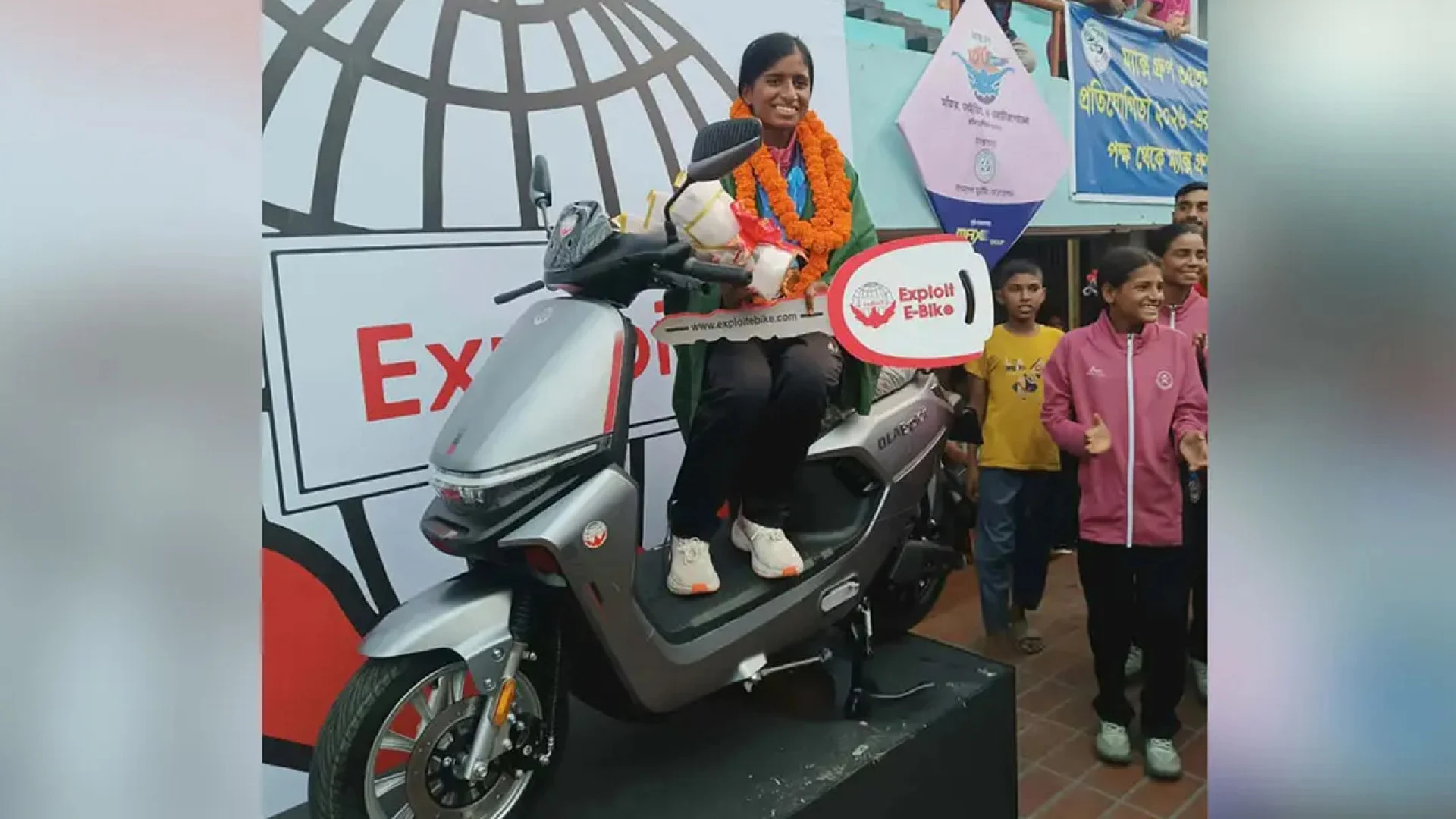 রেকর্ড নয়, সর্বোচ্চ স্বর্ণজয়ী জুঁই পেলেন ই-বাইক